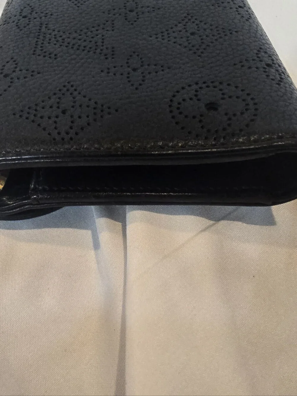 AUTHENTIC Louis Vuitton Long Wallet – Classic Flap & Clasp – Amelia Mahina-black